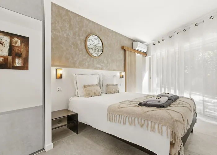 Βίλα A 200m De La *