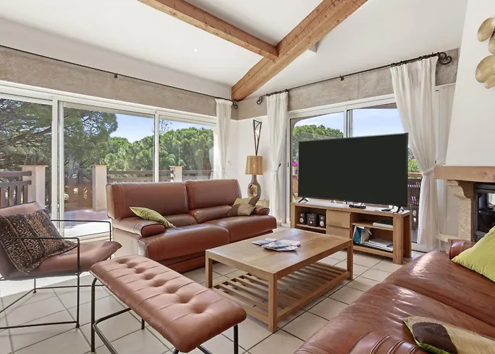 A 200m De La וילה