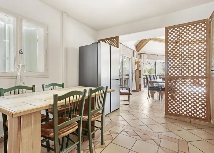 A 200m De La Βίλα Σαιντ-Μαξίμ