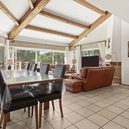 A 200m De La Sainte-Maxime